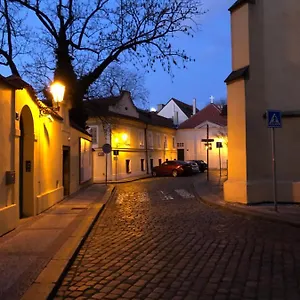  Apartment Old Town Basement